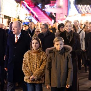 Le Prince Albert II et la Princesse Charlène de Monaco, leurs enfants S.A.S. le Prince Jacques et S.A.S. la Princesse Gabriella avec Mélanie-Antoinette de Massy assistent à l'ouverture du Marché de Noël de Monaco, sur le port Herculis, par le Maire de Monaco Georges Marsan.  Monaco, le 5 décembre 2025. Photo by Olivier Huitel/Pool/ABACAPRESS.COM