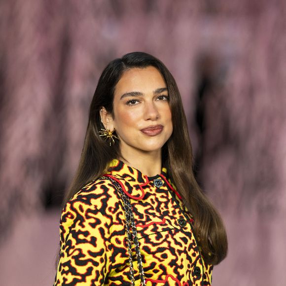 Située dans le 2e arrondissement de Paris, cette adresse espagnole est également l'une des favorites de Dua Lipa, qui l'avait recommandée sur sa plateforme Service95. 

Dua Lipa assiste au défilé Chanel Haute Couture printemps-été 2026 dans le cadre de la Fashion Week de Paris, le 27 janvier 2026 à Paris, en France. Photo : Eliot Blondet/ABACAPRESS.COM
