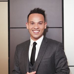 Mohamed Bouhafsi en backstage de l’émission "La grande soirée du 31 décembre de Paris" diffusée sur France 2 sur les Champs-Elysées à Paris, France, le 31 décembre 2024.  

Photo : Clovis-Tribeca / Bestimage