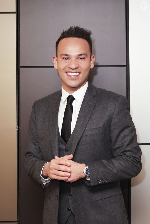 Mohamed Bouhafsi en backstage de l’émission "La grande soirée du 31 décembre de Paris" diffusée sur France 2 sur les Champs-Elysées à Paris, France, le 31 décembre 2024.  

Photo : Clovis-Tribeca / Bestimage