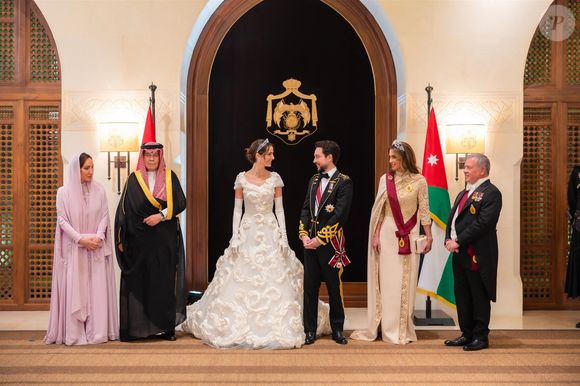 Les parents de la mariée, le prince Hussein de Jordanie, Rajwa al Saif, la reine Rania et le roi Abdallah II de Jordanie - Les familles royales au mariage du prince Hussein de Jordanie et de Rajwa al Saif, au palais Zahran à Amman (Jordanie), le 1er juin 2023. Backgrid USA / Bestimage