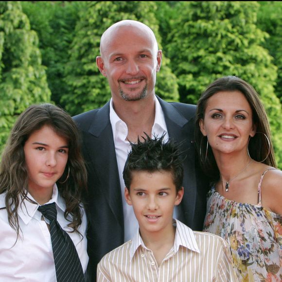 Jade a posté une photo avec sa mère en précisant que ses parents étaient divorcés depuis près de 20 ans.

Frank Leboeuf avec sa femme Betty et ses enfants Jade et Hugo à Disney Village.