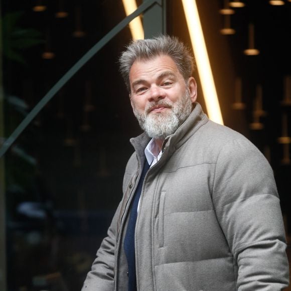 Clovis Cornillac - Arrivées à l'enregistrement de l'émission Vivement dimanche au studio Gabriel à Paris, France, le 17 avril 2024, diffusée le 28 avril 2024 sur France 3. © Christophe Clovis/Bestimage