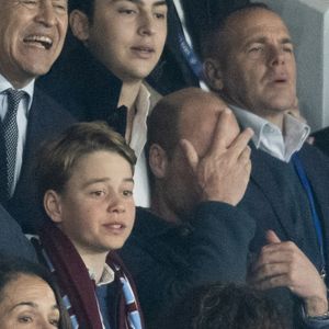 Le prince William, prince de Galles, et son fils, le prince George de Galles, assistent au match aller du quart de finale de Ligue des champions entre le PSG et Aston Villa (3-1) au Parc des Princes à Paris le 9 avril 2025. © Cyril Moreau/Bestimage