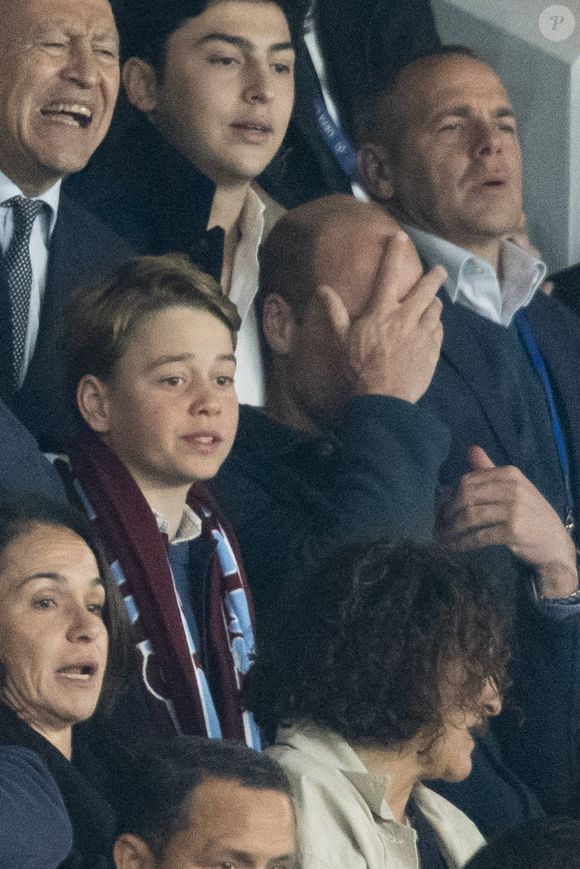 Le prince William, prince de Galles, et son fils, le prince George de Galles, assistent au match aller du quart de finale de Ligue des champions entre le PSG et Aston Villa (3-1) au Parc des Princes à Paris le 9 avril 2025. © Cyril Moreau/Bestimage