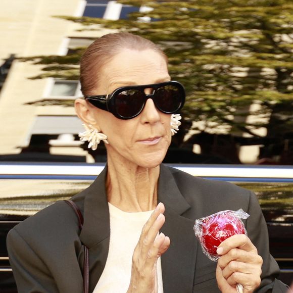 Celine Dion salue ses fans à la sortie de l'hôtel Royal Monceau avant de se diriger vers la salle Plenitude Arena où elle débutera sa série de concerts parisiens le 12 septembre 2026. © Christophe Aubert / Bestimage