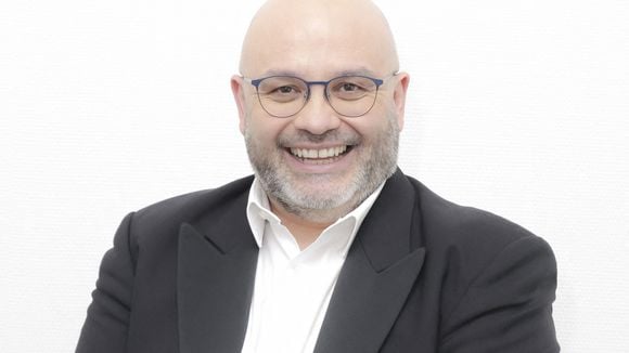 Yoann Riou en couple : Que sait-on de Nathalie, sa compagne un brin jalouse, avec qui il a trois grands projets ?