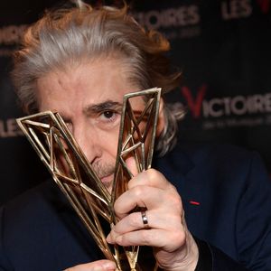 Ce mercredi 12 novembre 2025 il revient dans "Paris Match" la raison pour laquelle il ne fait plus de scène depuis plusieurs années.

Serge Lama (Victoire d'honneur) en backstage de la 38ème cérémonie des Victoires de la musique à la Seine musicale de Boulogne-Billancourt, France, le 10 février 2023. © Moreau-Veren/Bestimage
