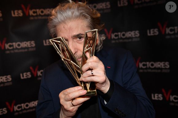 Ce mercredi 12 novembre 2025 il revient dans "Paris Match" la raison pour laquelle il ne fait plus de scène depuis plusieurs années.

Serge Lama (Victoire d'honneur) en backstage de la 38ème cérémonie des Victoires de la musique à la Seine musicale de Boulogne-Billancourt, France, le 10 février 2023. © Moreau-Veren/Bestimage