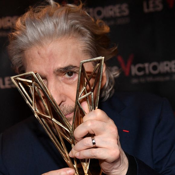 Ce mercredi 12 novembre 2025 il revient dans "Paris Match" la raison pour laquelle il ne fait plus de scène depuis plusieurs années.

Serge Lama (Victoire d'honneur) en backstage de la 38ème cérémonie des Victoires de la musique à la Seine musicale de Boulogne-Billancourt, France, le 10 février 2023. © Moreau-Veren/Bestimage