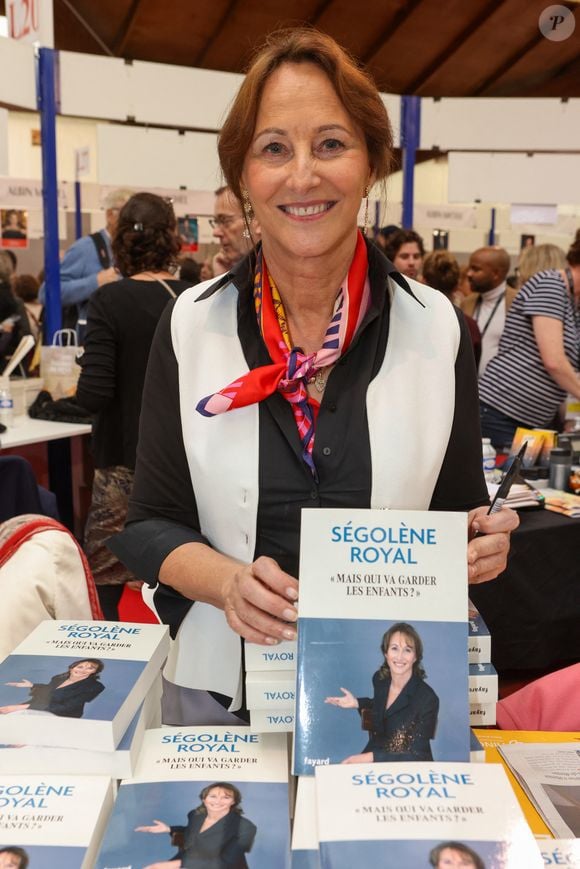 Ségolène Royal y présentait son nouveau livre "Mais qui va garder les enfants ?"

Ségolène Royal à la Hall Georges Brassens de Brive-la-Gaillarde pour la 43 ème Foire du Livre de Brive, le 8 novembre 2025. © Jean-Marc Lhomer/Bestimage