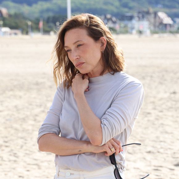 Laura Smet - Photocall du jury sur la plage lors de la 52ème édition du Festival du Cinéma Américain de Deauville le 10 septembre 2026. © Denis Guignebourg / Bestimage