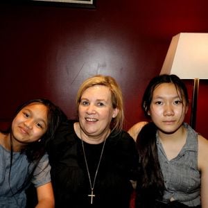 Hélène Darroze n'a en effet pas vraiment transmis à ses filles ses talents et astuces de cuisinière...

Hélène Darroze et ses filles Charlotte et Quiterie ont suivi la finale de l'émission "Top Chef" depuis son restaurant La Joia à Paris, où elle avait installé une télévision. Le 9 juin 2021. Crédit Dominique Jacovides / Bestimage