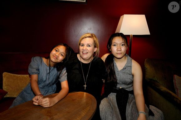 Hélène Darroze n'a en effet pas vraiment transmis à ses filles ses talents et astuces de cuisinière...

Hélène Darroze et ses filles Charlotte et Quiterie ont suivi la finale de l'émission "Top Chef" depuis son restaurant La Joia à Paris, où elle avait installé une télévision. Le 9 juin 2021. Crédit Dominique Jacovides / Bestimage