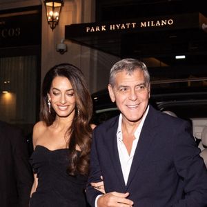 L'idylle entre George Clooney et le Sud de la France passe un nouveau cap.

George Clooney et son épouse Amal Clooney à Milan, en Italie pour l'ouverture d'une nouvelle boutique Omega.

Backgrid UK/ Bestimage