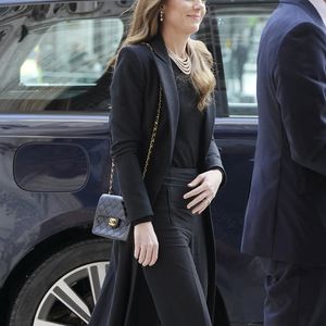 Kate Middleton portait un sac Chanel 
Le prince William, prince de Galles, et Catherine (Kate) Middleton, princesse de Galles, assistent à une cérémonie de commémoration des 80 ans de la libération du camp de concentration d'Auschwitz-Birkenau au Guildhall à Londres, le 26 janvier 2025.