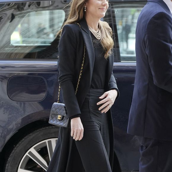 Kate Middleton portait un sac Chanel 
Le prince William, prince de Galles, et Catherine (Kate) Middleton, princesse de Galles, assistent à une cérémonie de commémoration des 80 ans de la libération du camp de concentration d'Auschwitz-Birkenau au Guildhall à Londres, le 26 janvier 2025.