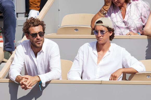 La famille Kretz (série L'Agence sur TMC et Netflix) dans les tribunes lors des Internationaux de France de Tennis de Roland Garros 2023. Paris, le 10 juin 2023. © Jacovides-Moreau / Bestimage
