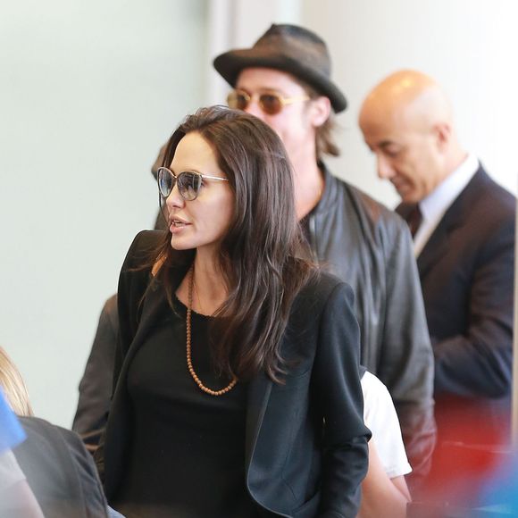 Brad Pitt, sa femme Angelina Jolie et leurs enfants Maddox, Pax, Zahara, Shiloh, Vivienne et Knox prennent l'avion à l'aéroport de Los Angeles pour venir passer quelques jours dans leur propriété de Miraval, le 6 juin 2015.