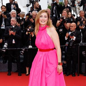 Julie Gayet (robe Maison Rabih Kayrouz) - Montée des marches du film "Partir un jour" pour la cérémonie d’ouverture du 78ème Festival International du Film de Cannes, au Palais des Festivals à Cannes. Le 13 mai 2025. © Jacovides-Moreau / Bestimage