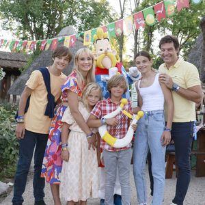 Exclusif - Élodie Gossuin (Miss France 2001) en famille : Jules, Elodie, Joséphine, Léonard, Rose et Bertrand Lacherie lors de l'opération "L'été gaulois fait son grand retour au Parc Astérix" à Plailly le 8 juillet 2022.

© Christophe Aubert via Bestimage