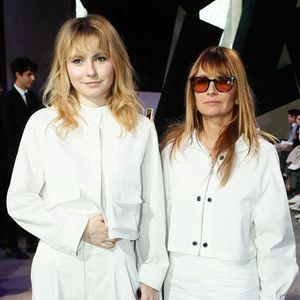 Mitty Hazanavicius et sa mère Axelle Laffont - People au du défilé de mode Femmes prêt-à-porter automne-hiver 2024/2025 "Shiatzy Chen" lors de la fashion week de Paris. Le 4 mars 2024
© Christophe Clovis / Bestimage