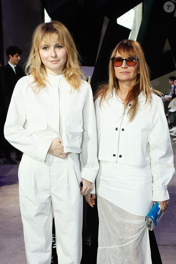 Mitty Hazanavicius et sa mère Axelle Laffont - People au du défilé de mode Femmes prêt-à-porter automne-hiver 2024/2025 "Shiatzy Chen" lors de la fashion week de Paris. Le 4 mars 2024
© Christophe Clovis / Bestimage