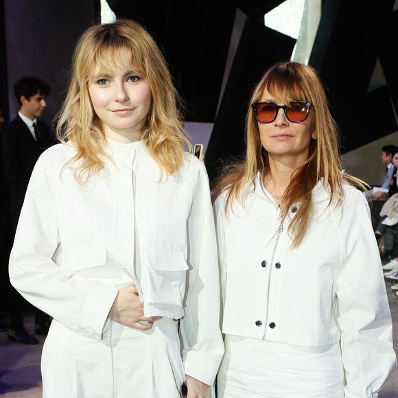 Mitty Hazanavicius et sa mère Axelle Laffont - People au du défilé de mode Femmes prêt-à-porter automne-hiver 2024/2025 "Shiatzy Chen" lors de la fashion week de Paris. Le 4 mars 2024
© Christophe Clovis / Bestimage