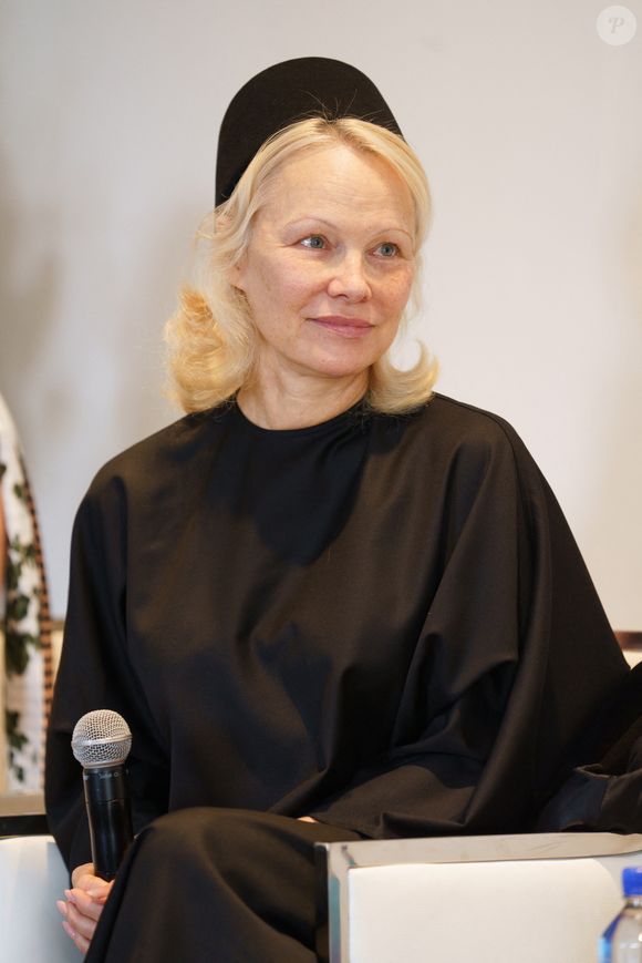 Lancée le 8 avril 2026, cette gamme exclusive se compose de plus de 40 pièces. 

Pamela Anderson au "Vogue x Pamela Anderson NYFW Panel in Celebration of Sonsie" à New York Backgrid USA / Bestimage