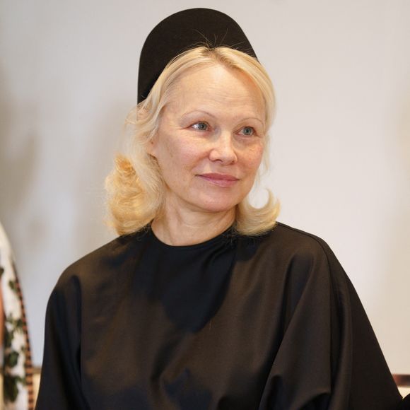 Lancée le 8 avril 2026, cette gamme exclusive se compose de plus de 40 pièces. 

Pamela Anderson au "Vogue x Pamela Anderson NYFW Panel in Celebration of Sonsie" à New York Backgrid USA / Bestimage