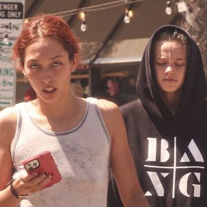 Et si sa carrière est au coeur des intérêts de chacun, elle passionne aussi en raison de sa tribu. 

À Los Angeles, Shiloh Joli Pitt, la fille d'Angelina Jolie et Brad Pitt, avec une amie, Keoni Rose, chez Fonuts Donut Bakery à Studio City, Los Angeles, le 4 juillet 2025