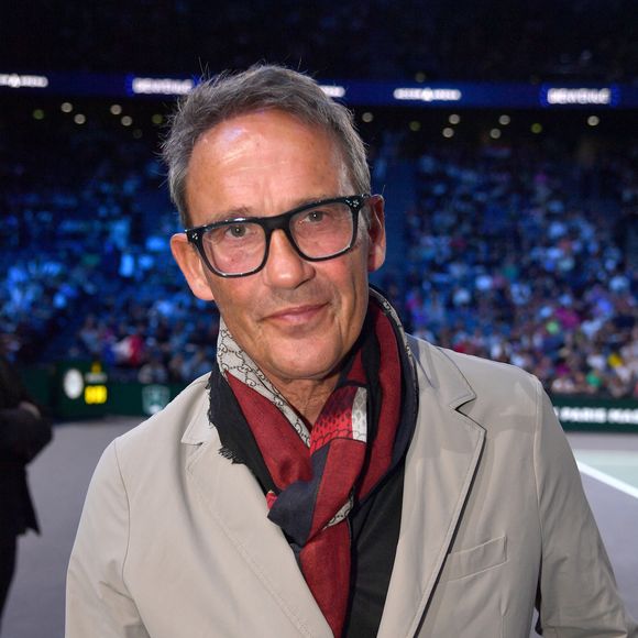 Une carrière brillante pour celui qui a fait ses débuts dans sa ville natale, à Bordeaux, au sein de la radio Angora, avant de se diriger vers une carrière dans la télévision sur France 3 Aquitaine. 

Julien Courbet lors du tournoi de tennis ATP Masters 1000 de Paris (Paris Rolex Master) à l'Accor Arena - Palais Omnisports de Paris-Bercy, le 3 novembre 2024. 

© Veeren/Bestimage