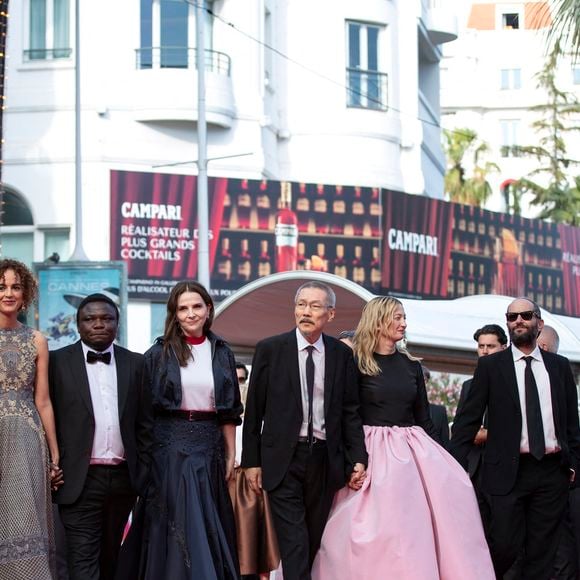 Jeremy Strong, Leïla Slimani, Dieudo Hamadi, Juliette Binoche, Hong Sang-soo, Alba Rohrwacher, Carlos Reygadas - Montée des marches de la cérémonie de clôture du 78ème Festival International du Film de Cannes, au Palais des Festivals à Cannes. Le 24 mai 2025
© Olivier Borde/ Bestimage
