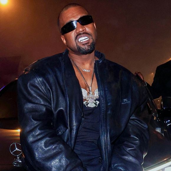 Exclusif - Kanye West lors d'une séance photo improvisée dans la rue avec sa nouvelle Mercedes Maybach à la sortie d'une after-party des Grammys à Los Angeles, le 3 février 2025 © Backgrid USA / Bestimage