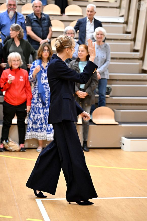 Pour cette cérémonie officielle, elle a choisi un tailleur-pantalon oversize bleu marine signé Max Mara.

La princesse Charlene de Monaco a rendu hommage à la présidente et fondatrice de Special Olympics Monaco en baptisant un gymnase scolaire du Stade Louis II de son nom, Mireille Calmes le 18 octobre 2025. © Bruno Bebert/Bestimage