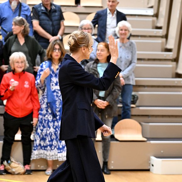 Pour cette cérémonie officielle, elle a choisi un tailleur-pantalon oversize bleu marine signé Max Mara.

La princesse Charlene de Monaco a rendu hommage à la présidente et fondatrice de Special Olympics Monaco en baptisant un gymnase scolaire du Stade Louis II de son nom, Mireille Calmes le 18 octobre 2025. © Bruno Bebert/Bestimage