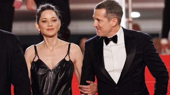 Marion Cotillard et Guillaume Canet dans les bras l'un de l'autre sous les yeux de leur fils Marcel, ils partagent un beau moment à Cannes