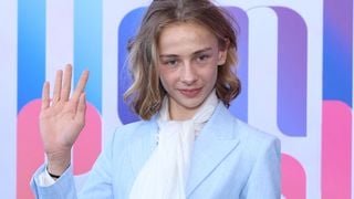 À 15 ans, Billy, le fils de Julie Depardieu et Philippe Katerine, s’affiche en robe rose en couverture d'un célèbre magazine