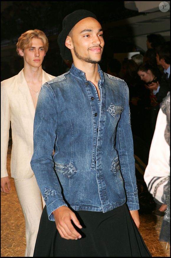 Le fils de Clémentine Célarié au défilé de mode Jean Paul Gaultier, collection prêt-à-porter printemps-été 2006, à Paris, le 4 octobre 2005.
Rindoff-Bordé / Bestimage