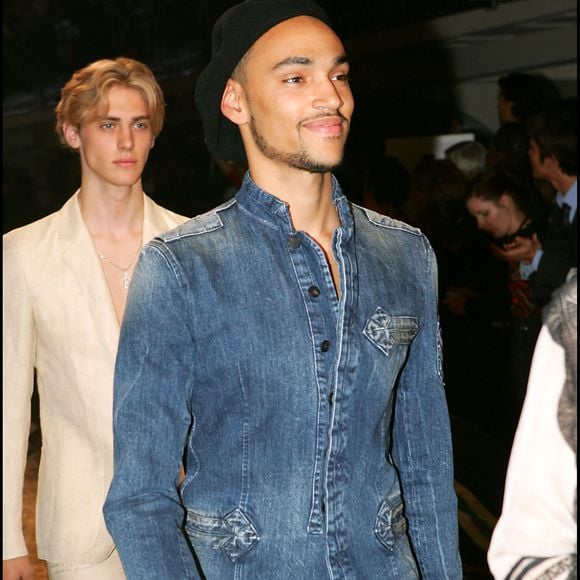 Le fils de Clémentine Célarié au défilé de mode Jean Paul Gaultier, collection prêt-à-porter printemps-été 2006, à Paris, le 4 octobre 2005.
Rindoff-Bordé / Bestimage