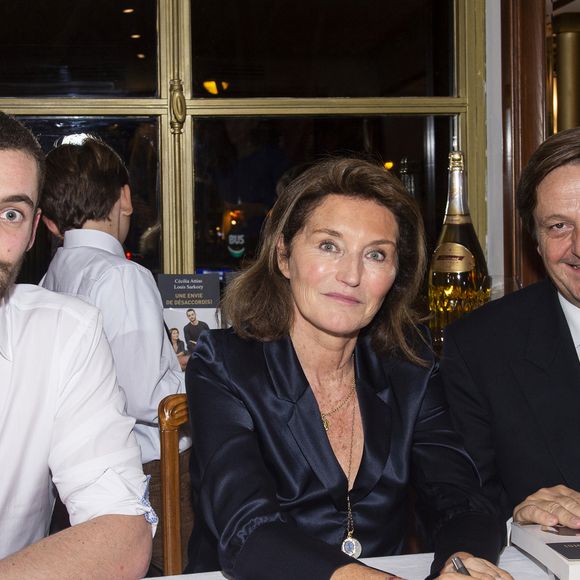 Exclusif - Louis Sarkozy et sa mère Cécilia Attias avec Jean-Luc Allavena - Signature du livre "Une envie de désaccord(s)" aux Editions Plon de C. Attias et L. Sarkozy au restaurant Lucas Carton à Paris, le 23 octobre 2019.
© Julio Piatti/Bestimage