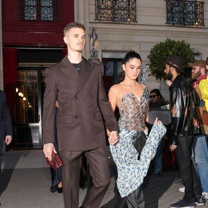 Roméo Beckham et sa compagne Kim Turnbull sortent de l'hôtel La Réserve Paris - Hotel and Spa pour se rendre au défilé de Victoria en marge de la Fashion Week de Paris (PFW), à Paris, France, le 7 mars 2025. © Cyril Moreau/Bestimage