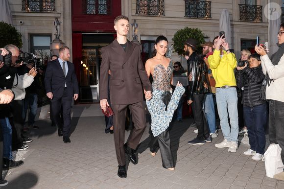 Roméo Beckham et sa compagne Kim Turnbull sortent de l'hôtel La Réserve Paris - Hotel and Spa pour se rendre au défilé de Victoria en marge de la Fashion Week de Paris (PFW), à Paris, France, le 7 mars 2025. © Cyril Moreau/Bestimage