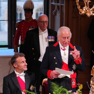 Le roi Charles III aux côtés d'Emmanuel Macron lors du Banquet d'État organisé en l'honneur du Président français à Londres le mardi 8 juillet 2025. Photo credit should read: Yui Mok/PA Wire