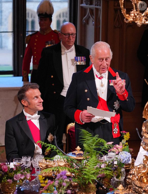 Le roi Charles III aux côtés d'Emmanuel Macron lors du Banquet d'État organisé en l'honneur du Président français à Londres le mardi 8 juillet 2025. Photo credit should read: Yui Mok/PA Wire