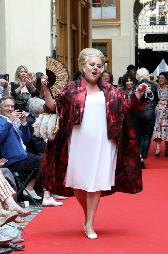 Marianne James - Défilé "Over Fifty... et alors !" à la galerie Vivienne à Paris le 17 Juin 2019. C'est sous les ors de la galerie Vivienne que la styliste Nathalie Garçon, initiatrice de l'association "Over fifty...et alors", a organisé un défilé de mode afin de faire évoluer la visibilité et le regard porté sur les femmes de plus de cinquante ans. © Dominique Jacovides/Bestimage