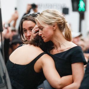 Manon Ardisson, Ninon Ardisson, Audrey Crespo-Mara - Sorties des obsèques de Thierry Ardisson en l’église Saint-Roch de Paris, France, le 17 juillet 2025. © Clovis-Jacovides/Bestimage