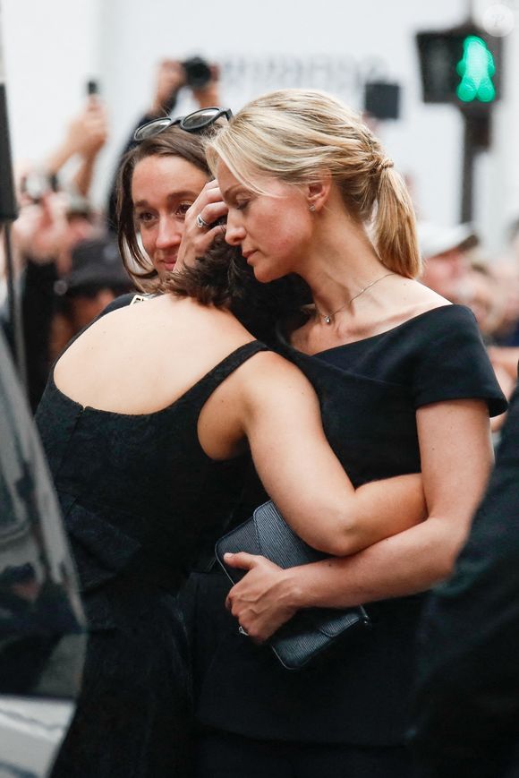 Manon Ardisson, Ninon Ardisson, Audrey Crespo-Mara - Sorties des obsèques de Thierry Ardisson en l’église Saint-Roch de Paris, France, le 17 juillet 2025. © Clovis-Jacovides/Bestimage