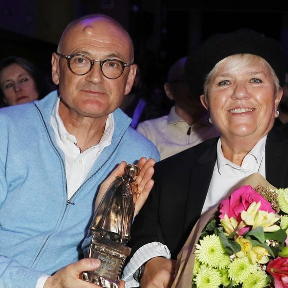 Depuis 2008, le couple partage son temps entre Paris et Vaison-la-Romaine. C’est là que Benoist s’investit pleinement dans son domaine Minoist.

Mimie Mathy reçoit le Pyrénées d'honneur pour son rôle dans "Joséphine, ange gardien" en présence de son mari Benoist Gérard lors de la cérémonie de clôture du 22ème Festival des créations télévisuelles de Luchon, France, le 8 février 2020. 

© Patrick Bernard/Bestimage