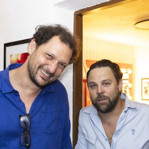 Exclusif - Eric Antoine, Arthur Jugnot - Personnalités à la représentation de la pièce de théâtre "Le jour du kiwi" au Théâtre de Verdure lors du 40ème Festival de Ramatuelle. Le 6 août 2024. © Cyril Bruneau / Festival de Ramatuelle / Bestimage